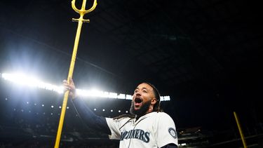 J.P. Crawford, de los Marineros de Seattle, alza un tridente para celebrar la victoria sobre los Astros de Houston, el miércoles 29 de mayo de 2024 (AP Foto/Lindsey Wasson)