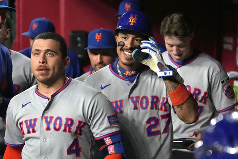 Mark Vientos (27), de los Mets de Nueva York, festeja con sus compañeros en la cueva luego de conectar un doble productor en el encuentro del viernes 8 de mayo de 2026 (AP Foto/Rick Scuteri)