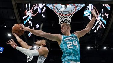 Hornets vencen a Spurs y privan a Popovich de récord en NBA