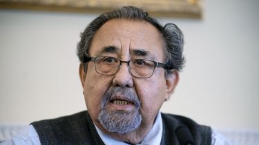 ARCHIVO - El presidente de la Comisión de Recursos Naturales de la Cámara de Representantes de EEUU, Raúl Grijalva, habla en el Capitolio de Washington el 28 de marzo de 2022. (AP Foto/J. Scott Applewhite, Archivo)
