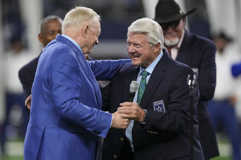 El propietario de los Dallas Cowboys, Jerry Jones, a la izquierda, con el entrenador del Salón de la Fama del Fútbol Americano Profesional, Jimmy Johnson, después de que Johnson fuera inducido al Anillo de Honor del equipo durante una ceremonia en el medio tiempo de un partido de fútbol americano de la NFL contra los Detroit Lions, el sábado 30 de diciembre de 2023, en Arlington, Texas. (AP Foto/Sam Hodde)