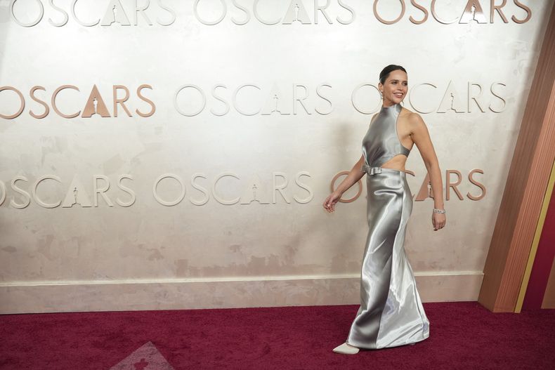 Felicity Jones llega a los Oscar el domingo 2 de marzo de 2025 en el Teatro Dolby de Los Ángeles. (Foto AP/Jae C. Hong)