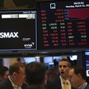 Pantalla muestra el logotipo de Newsmax el día de su salida a bolsa en el piso de la Bolsa de Valores de Nueva York, en Nueva York, el lunes 31 de marzo de 2025. (Foto AP/Seth Wenig)