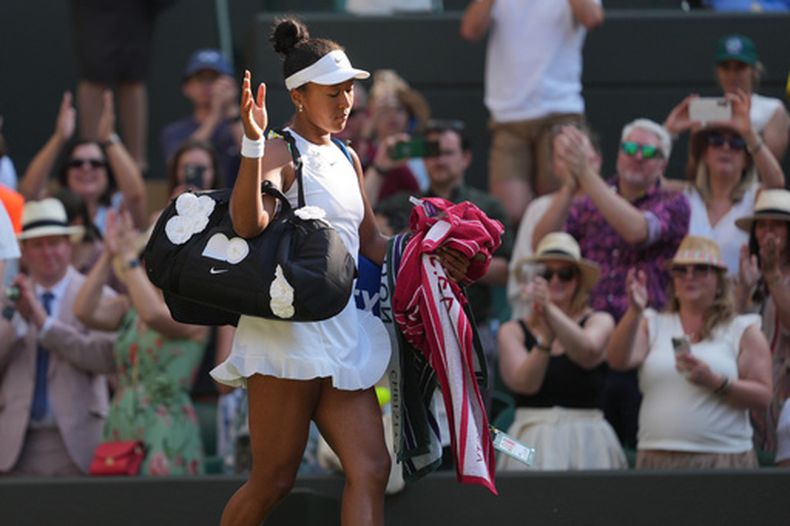 La japonesa Naomi Osaka abandona la cancha tras su derrota ante la checa Karolina Muchova en los cuartos de final de Wimbledon el martes 7 de julio del 2026. (AP Foto/Kin Cheung)