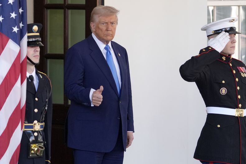 El presidente Donald Trump levanta el pulgar mientras se dispone a recibir al presidente de Francia, Emmanuel Macron, en la Casa Blanca, el lunes 24 de febrero de 2025, en Washington. (AP Foto/Manuel Balce Ceneta)