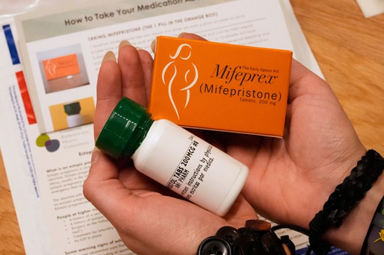 Una persona muestra un kit de fármacos enviados a clientas que desean abortar, en la clínica de planificación familiar Massachusetts Medication Abortion Access Project, el 13 de mayo de 2025 en Somerville, Massachusetts. (AP Foto/Charles Krupa, Archivo)