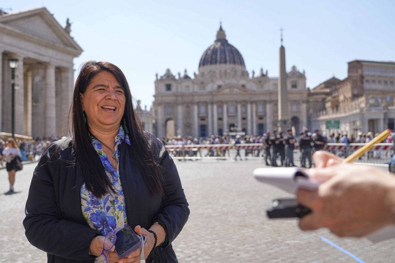 La periodista peruana Paola Margot Ugaz Cruz habla con The Associated Press cerca de la Plaza de San Pedro, en el Vaticano, el lunes 19 de mayo de 2025. (AP Foto/Gregorio Borgia)
