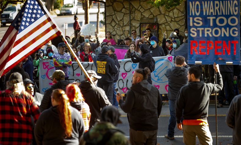 ARCHIVO - Personas en contra y a favor de un evento de cuentos narrados por drag queens se enfrentan en una protesta frente al pub Old Nicks en Eugene, Oregon, el 23 de octubre de 2022. Alrededor de 10 artistas drag de todo Estados Unidos se unieron para proteger y promover su forma de arte. Qommittee anunció su formación el miércoles 29 de mayo de 2024 previo al Mes del Orgullo LGBTQ+ de junio. (Chris Pietsch/The Register-Guard via AP, archivo)