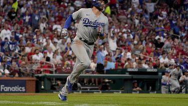 Dodgers blanquean 4-0 a Cardenales; Lux pega jonrón