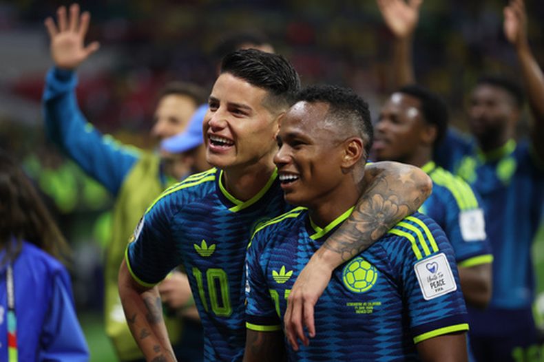 Los colombiano James Rodríguez (10) y Jaminton Campaz (21) celebran la victoria 3-1 ante Uzbekistán en el Grupo K del Mundial, el miércoles 17 de junio de 2026. (AP Foto/Ashtin Barker)