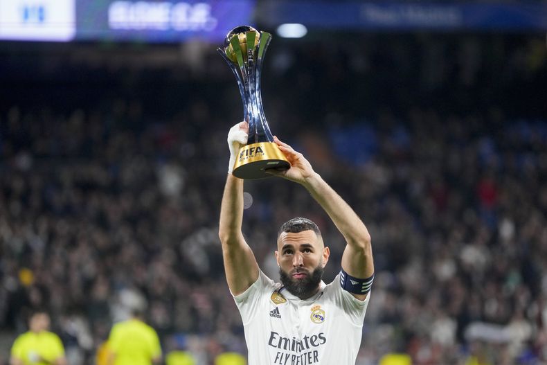Karim Benzema del Real Madrid alza el trofeo de campeón del Mundial de Clubes previo al partido contra Elche en la Liga española, el 15 de febrero de 2023. (AP Foto/Manu Fernández)