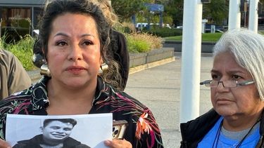 Karla Barberi (izq) y Gema Lowe exigen justicia por la muerte del inmigrante Mario David Coronado Juarez en Grand Rapids, Michigan, el 24 de septiembre del 2026. (John Agar/The Grand Rapids Press via AP)