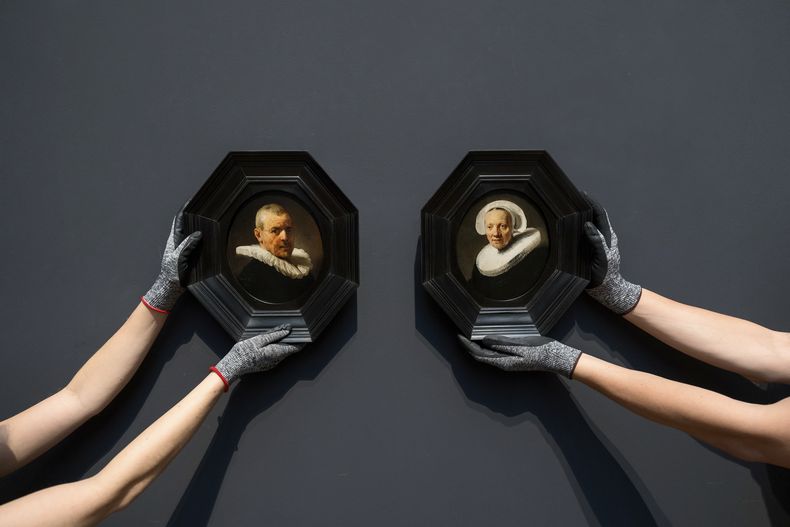 Retratos realizados por Rembrandt a Jan y Jaapgen van der Pluym se exhiben en el Rijksmuseum de Ámsterdam en una fotografía publicada por el Rijksmuseum el miércoles 13 de diciembre de 2023. Después de casi 200 años en una colección privada, un par de pequeños retratos del maestro holandés comenzaron a ser exhibidos el miércoles. (Olivier Middendorp/Rijksmuseum vía AP)