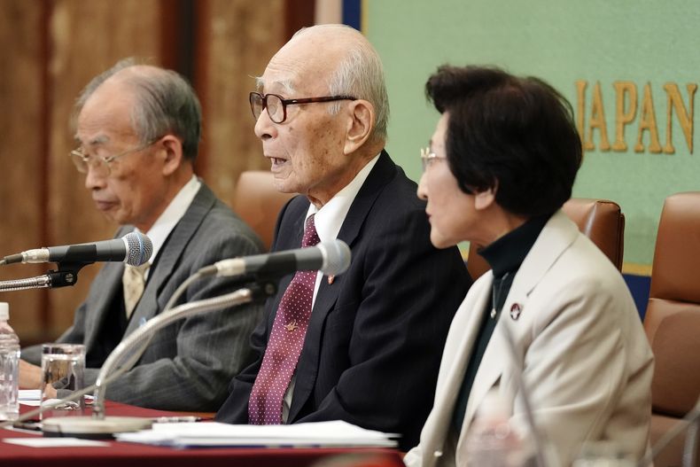 De izq a der: Jiro Hamasumi, Terumi Tanaka y Michiko Kodama, representantes del grupo activista japonés Nihon Hidankyo, que recibió el Premio Nobel de la Paz, en conferencia de prensa en Tokio el 24 de diciembre del 2024. (AP foto/Eugene Hoshiko)