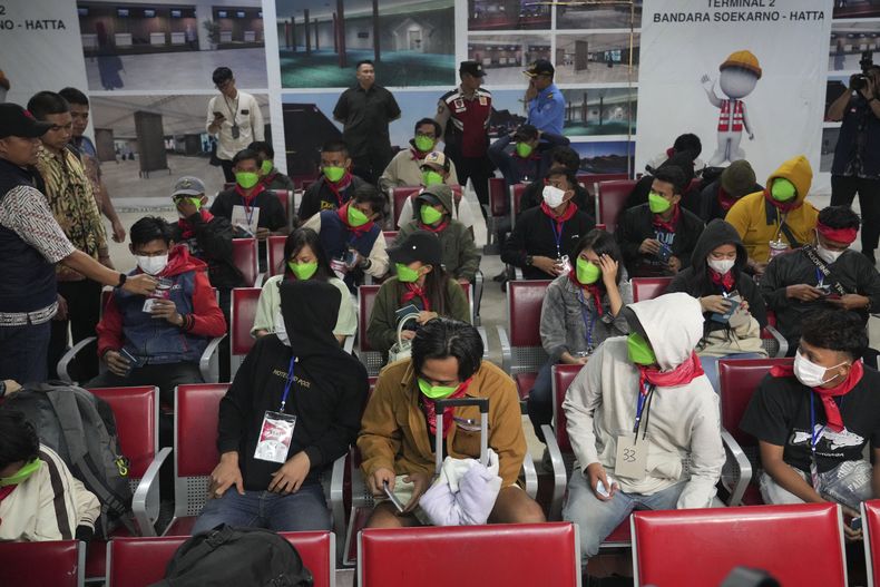 Un grupo de indonesios que trabajaban en centros de estafas en el este de Myanmar espera en una sala tras llegar desde Tailandia, en el Aeropuerto Internacional de Soekarno-Hatta en Tangerang, Indonesia, el viernes 28 de febrero de 2025.(AP Foto/Tatan Syuflana)