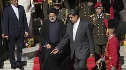 El presidente de Irán, Ebrahim Raisi, en el centro a la izquierda, camina con el presidente venezolano, Nicolás Maduro, a su llegada al palacio presidencial de Miraflores en Caracas, Venezuela, el lunes 12 de junio de 2023. (AP Foto/Ariana Cubillos)