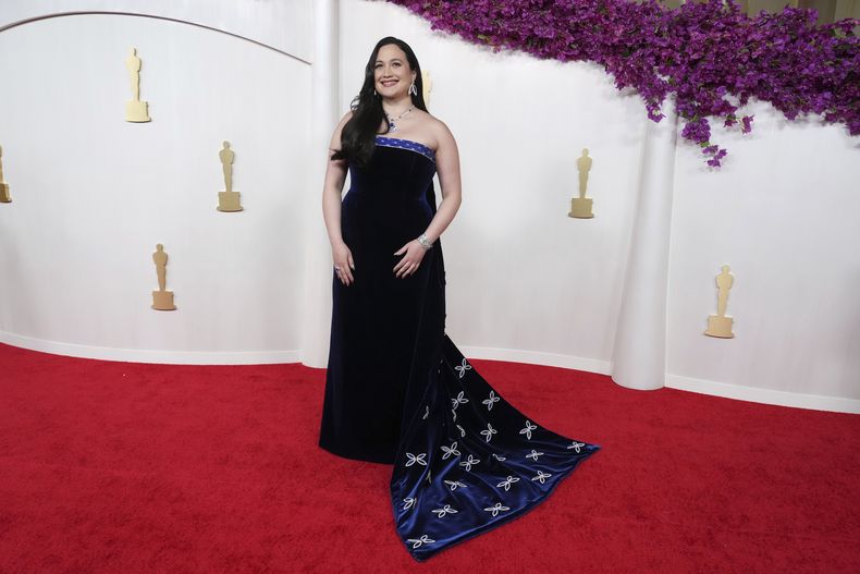 Lily Gladstone llega a los Oscar el domingo 10 de marzo de 2024, en el Teatro Dolby en Los Ángeles. (Foto Jordan Strauss/Invision/AP)
