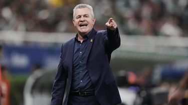 ARCHIVO - El técnico de México Javier Aguirre dando instrucciones durante un partido amistoso contra Ecuador, el martes 14 de octubre de 2025, en Guadalajara. (AP Foto/Eduardo Verdugo)