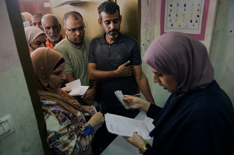 Palestinos hacen fila para recibir atención médica en una clínica móvil operada por Médicos por los Derechos Humanos Israel, el martes 4 de agosto de 2025, en Iktaba, Cisjordania. (AP Foto/Majdi Mohammed)