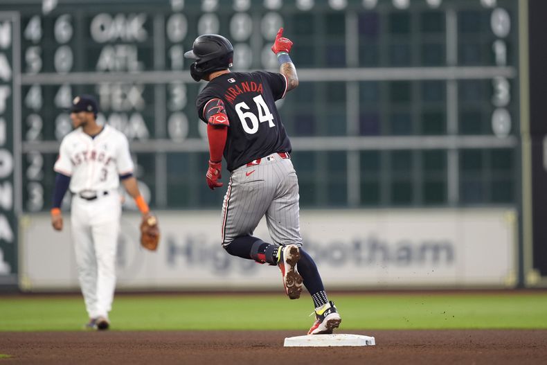 El puertorriqueño de los Mellizos de Minnesota, José Miranda (64) celebra luego de impactar un jonrón ante los Astros de Houston durante la sexta entrada del juego de béisbol, el domingo 2 de junio de 2024, en Houston. (AP Foto/David J. Phillip)