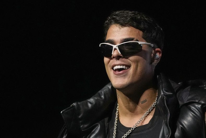 El cantante puertorriqueño Lunay se presenta durante el festival de música Coca-Cola Flow Fest en la Ciudad de México, el sábado 22 de noviembre de 2025. (Foto AP/Claudia Rosel)