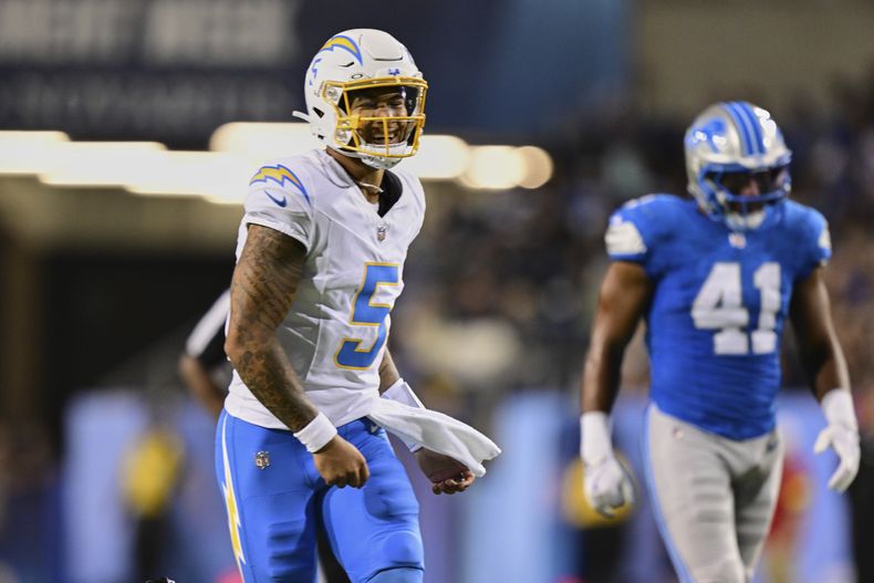 El quarterback de los Chargers de Los Ángeles, Trey Lance (5), celebra su pase de touchdown a KeAndre Lambert-Smith en la primera mitad del partido de pretemporada de la NFL del Salón de la Fama del Fútbol Americano Profesional el jueves 31 de julio de 2025, en Canton, Ohio. (AP Photo/David Dermer)