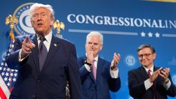 El presidente de Estados Unidos, Donald Trump, hace gestos mientras el representante Tom Emmer, republicano de Minnesota y el presidente de la Cámara de Representante, Mike Johnson de Luisiana, aplauden en la Conferencia de Asuntos de Miembros Republicanos, el lunes 9 de marzo de 2026 en el Trump National Doral Miami en Doral, Florida. (AP Foto/Mark Schiefelbein)