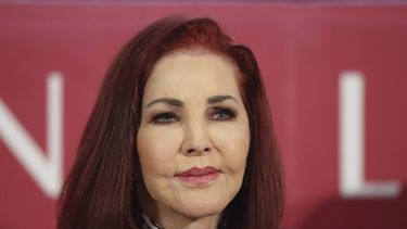 ARCHIVO - Priscilla Presley asiste a una conferencia de prensa en el baile de la Ópera de Viena en Viena, Austria, el 7 de febrero de 2024. (Foto AP/Heinz-Peter Bader, archivo)