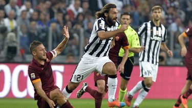 americateve | Andrea Pirlo trata de superar la marca de Francesco Totti en un partido entre Juventus y Roma el 5 de octubre del 2014. Pirlo dio marcha atr&aacute;s con su decisi&oacute;n de no volver a jugar con la selecci&oacute;n de Italia ahora que Antonio Conte es