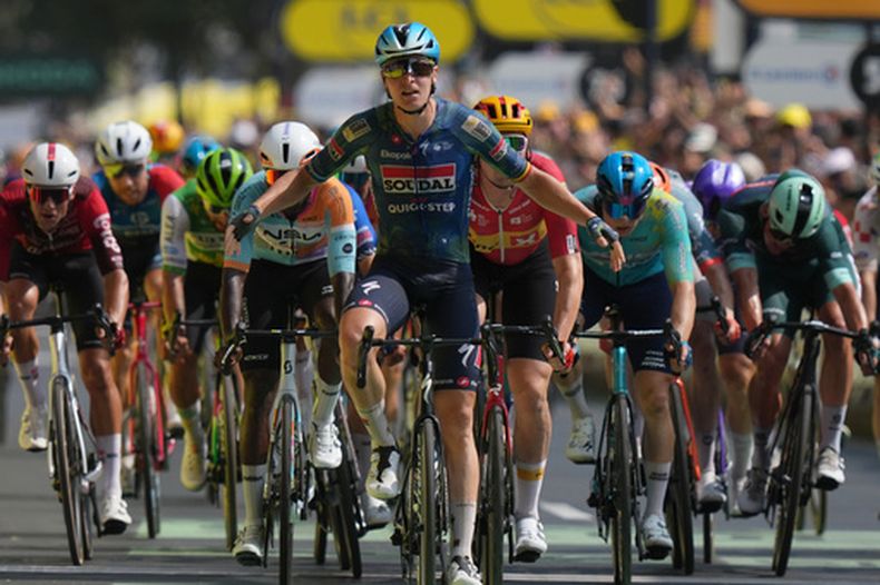 Tim Merlier, de Bélgica, celebra mientras cruza la meta para ganar la 7ma etapa del Tour de Francia de ciclismo con salida en Hagetmau y llegada en Burdeos, Francia, el viernes 10 de julio de 2026. (AP Foto/Thibault Camus)