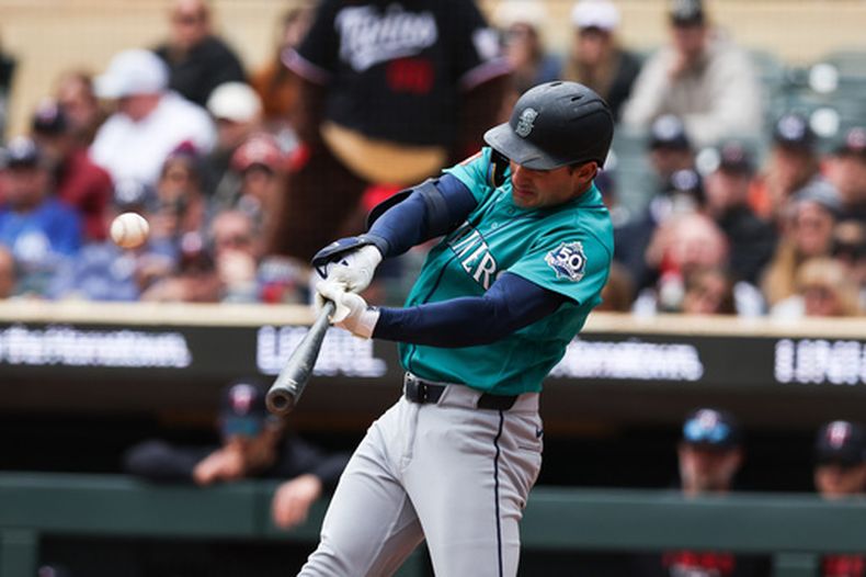 Cole Young de los Marineros de Seattle conecta un doblete ante los Mellizos de Minnesota, el miércoles 29 de abril de 2026, en Minneapolis. (AP Foto/Stacy Bengs)