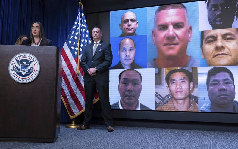 La subdirectora del Servicio de Inmigración y Control de Aduanas de Estados Unidos, Madison Sheahan, acompañada por el director interino de la agencia, Todd Lyons, habla durante una conferencia de prensa en la sede de la agencia en Washington, el miércoles 21 de mayo de 2025. (AP Foto/Jose Luis Magana)