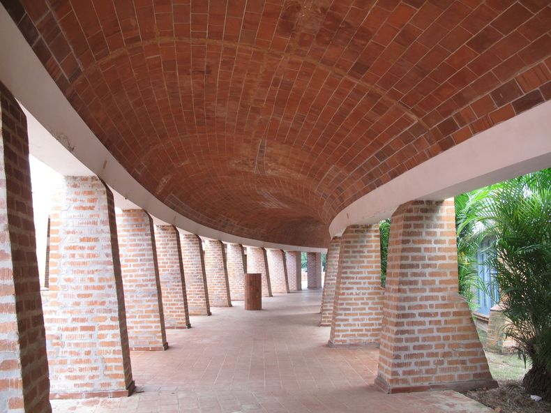 Ricardo Porro concibió los proyectos y dirigió las  obras de la Escuela de Artes Plásticas y de Danza Moderna, de  Escuelas Nacionales de Arte, en Cubanacán, en las afueras de La Habana.