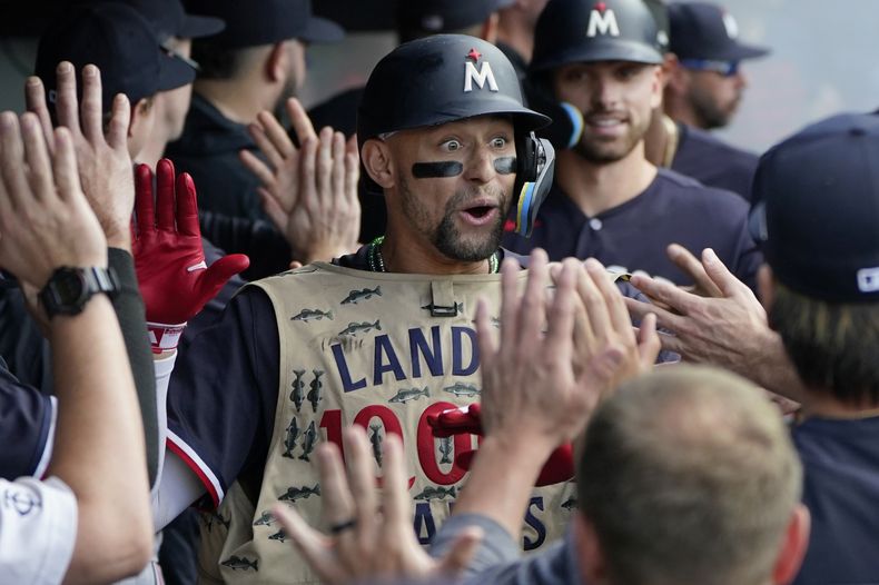 Royce Lewis de los Mellizos de Minnesota celebra en el banquillo luego de conectar un grand slam en la 2da entrada del juego ante los Guardianes de Cleveland. Lunes 4 de septiembre de 2023. (AP Foto/Sue Ogrocki)