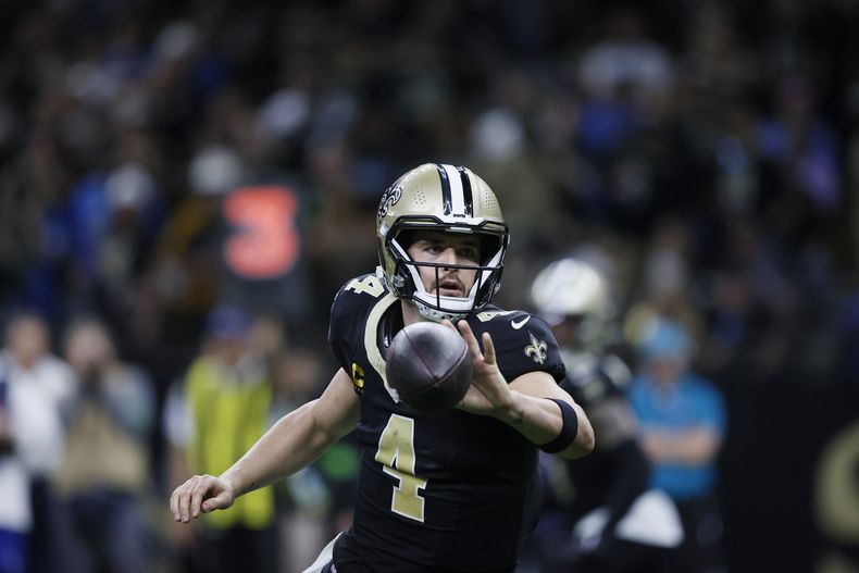 El quarterback de los Saints de Nueva Orleans, Derek Carr realiza un pase lateral durante la primera mitad del juego de NFL ante los Lions de Detroit, el domingo 3 de diciembre de 2023, en Nueva Orleans. (AP Foto/Butch Dill)