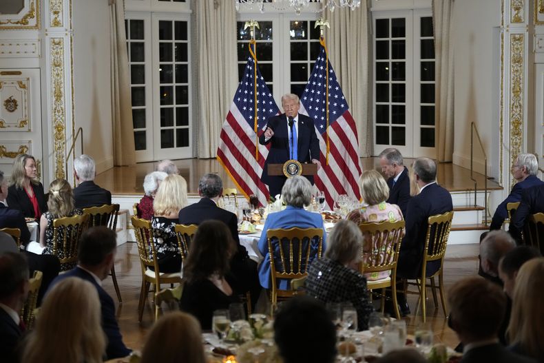 El presidente Donald Trump habla en una cena con republicanos del Senado en su club de Mar-a-Lago, el 7 de febrero de 2025, en Palm Beach, Florida. (AP Foto/Ben Curtis)