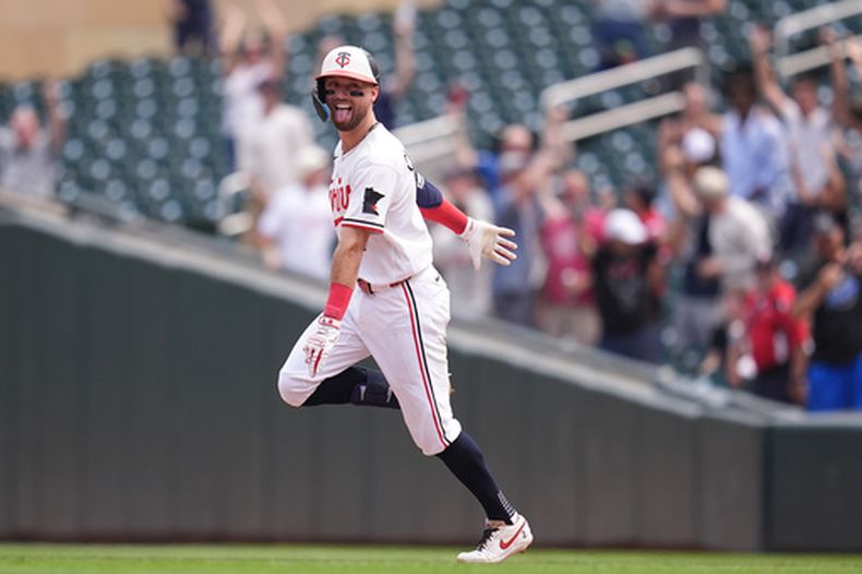 Kody Clemens de los Mellizos de Minnesota celebra en las bases tras batear un jonrón que dejó a los Reales de Kansas City en el terreno, el jueves 30 de julio de 2026, en Minneapolis. (AP Foto/Abbie Parr)