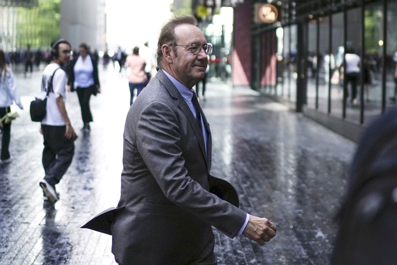 El actor Kevin Spacey camina afuera del Tribunal de la Corona en Southwark, Londres, el lunes 17 de julio de 2023. Elton John testificó brevemente el lunes para la defensa en el juicio por agresión sexual de Kevin Spacey cuando el abogado del actor intentó desacreditar a un hombre que afirmó que el ganador del Oscar lo tomó agresivamente por la entrepierna mientras conducía a un baile ofrecido por el cantante. (Jordan Pettitt/PA vía AP)