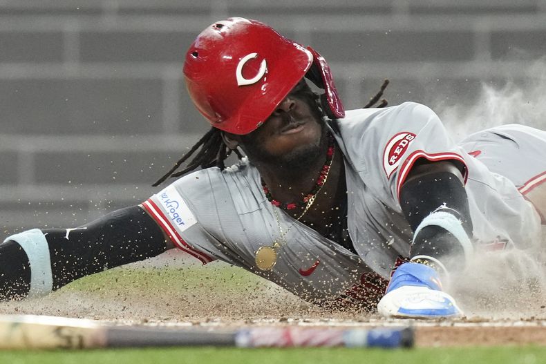 El dominicano Elly de la Cruz, de los Rojos de Cincinnati, anota en el juego del miércoles 21 de agosto de 2024, ante los Azulejos de Toronto (Chris Young/The Canadian Press via AP)