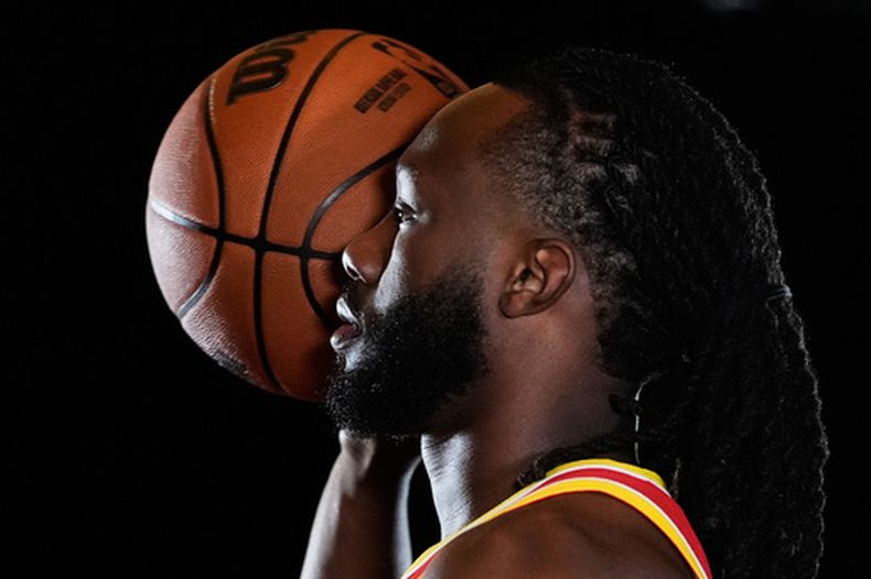 Bruce Thornton, de los Houston Rockets, posa para una fotografía durante el día de medios de la NBA el martes 22 de septiembre de 2026 en Houston. (Foto AP/Ashley Landis)
