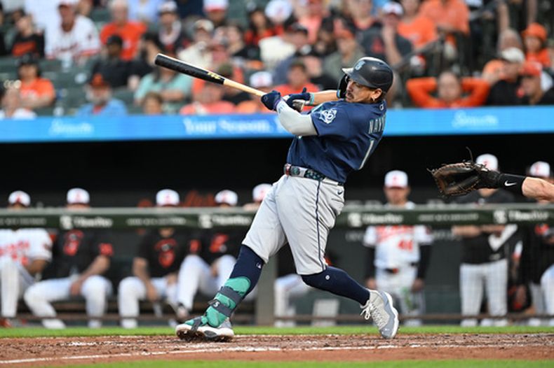Josh Naylor, de los Marineros de Seattle, conecta un grand slam contra los Oriioles de Baltimore durante la quinta entrada del juego de béisbol de Grandes Ligas, el lunes 67 de junio de 2026, en Baltimore. (AP Foto/Gail Burton)