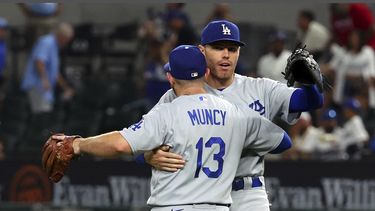 Max Muncy (13), tercera base de los Dodgers de Los Ángeles, y el primera base, Freddie Freeman (5), celebran después de su victoria sobre los Rangers de Texas en el juego de béisbol, el viernes 21 de julio de 2023, en Arlington, Texas. (AP Foto/Richard W. Rodriguez)