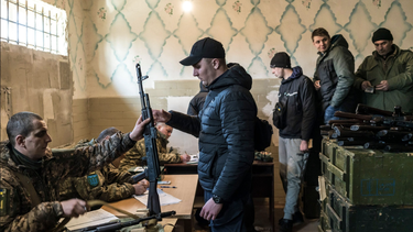 el ejercito ucraniano llama a resistir y distribuye 25.000 armas a los ciudadanos de kiev