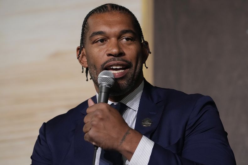 Julius Peppers habla en una conferencia tras su nombramiento como miembro del Salón de la Fama, el jueves 8 de febrero de 2024 (AP Foto/Godofredo A. Vásquez)