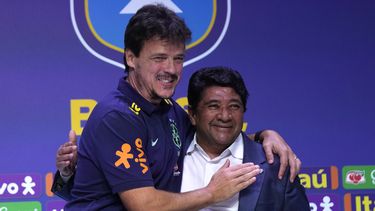 Fernando Diniz (izquierda), nuevo técnico de la selección de Brasil, y Ednaldo Rodrigues, presidente de la Confederación Brasileña de fútbol, se abrazan durante una rueda de prensa, el miércoles 5 de julio de 2023, Río de Janeiro. (AP Foto/Silvia Izquierdo)