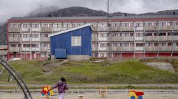ARCHIVO – Un niño juega frente a un bloque residencial en Sisimiut, Groenlandia, el martes 2 de julio de 2024. (Ida Marie Odgaard/Ritzau Scanpix vía AP, Archivo)