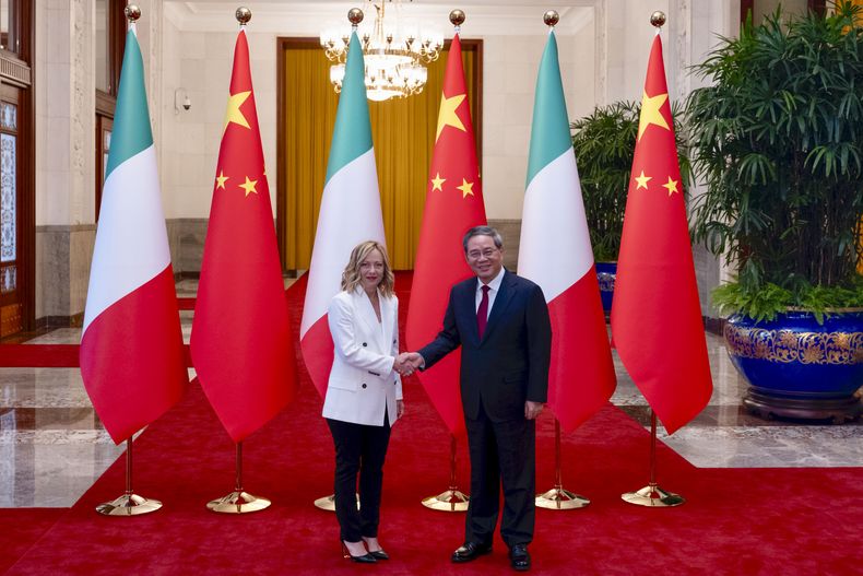 La primera ministra de Italia, Giorgia Meloni, estrecha la mano del primer ministro chino, Li Qiang, en Beijing, el domingo 28 de julio de 2024, antes de un foro con líderes empresariales italianos y chinos. (Foto, Filippo Attili/Oficina de prensa de la primera ministra italiana vía AP)