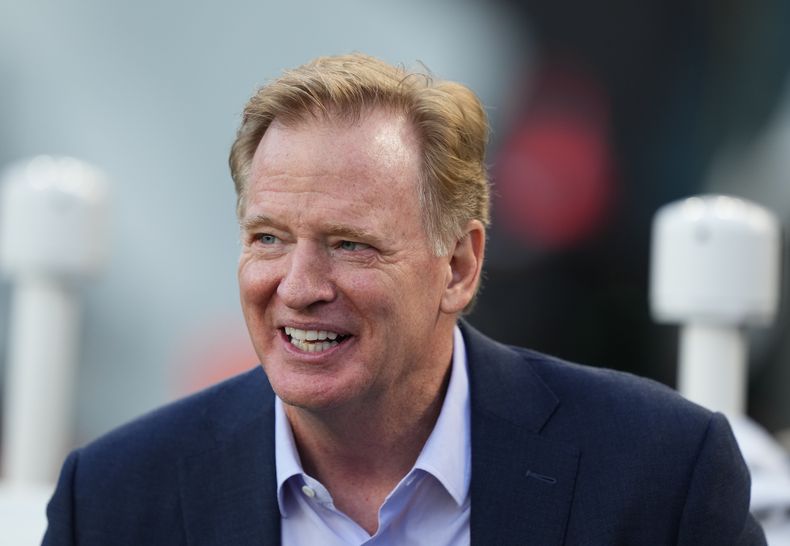 ARCHIVO- El comisionado de la NFL Roger Goodell observa los ejercicios de calentamiento previo al partido entre los Eagles de Filadelfia y los Vikings de Minnesota, el jueves 14 de septiembre de 2023, en Filadelfia. Goodell recibió una largamente esperada extensión de contrato hasta 2027 el miércoles 18 de octubre de 2023. (AP Foto/Matt Rourke, Archivo)