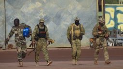 ARCHIVO - En esta foto sin fecha, proporcionada por el ejército francés, aparecen tres mercenarios rusos en el norte de Mali. (Ejército francés vía AP, Archivo)