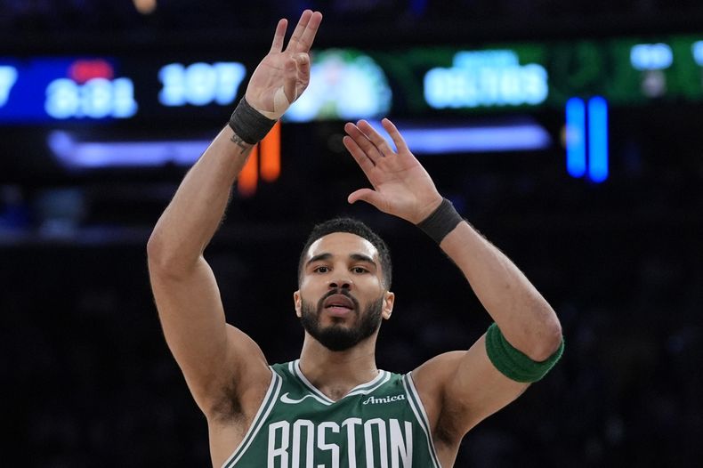 Jayson Tatum, de los Celtics de Boston, festeja su triple ante los Knicks de Nueva York en el encuentro de playoffs disputado el sábado 10 de mayo de 2025 (AP foto/Pamela Smith)
